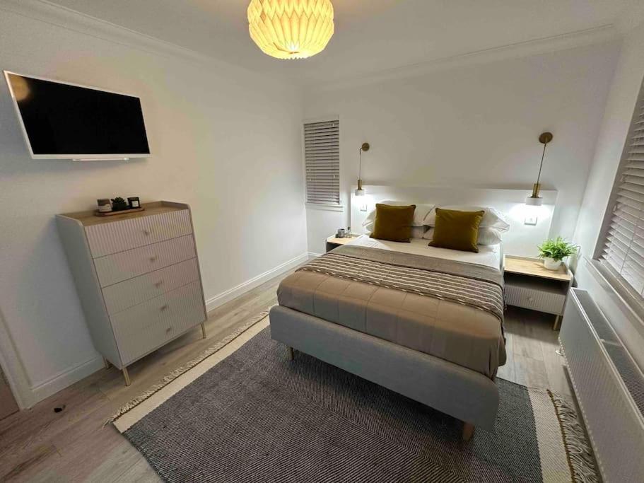 Premium Executive Apartment In Данфермлин Экстерьер фото
