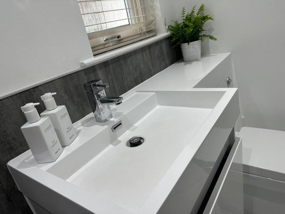 Premium Executive Apartment In Данфермлин Экстерьер фото