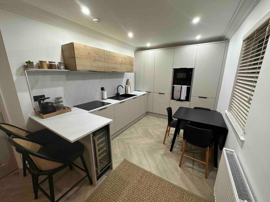 Premium Executive Apartment In Данфермлин Экстерьер фото