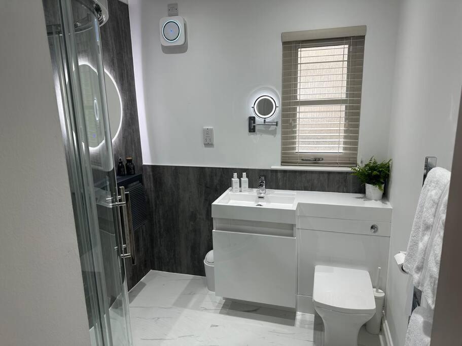 Premium Executive Apartment In Данфермлин Экстерьер фото