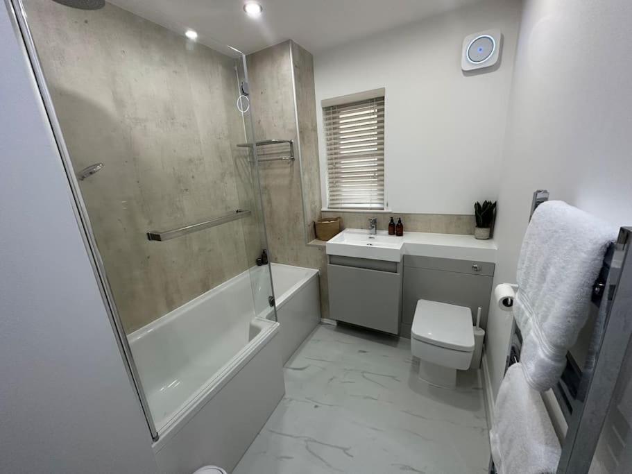 Premium Executive Apartment In Данфермлин Экстерьер фото